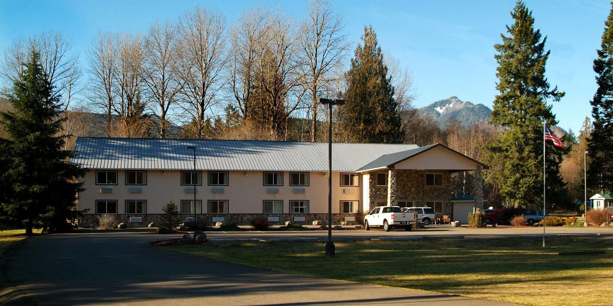 Hotel Crest Trail